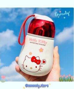 Bình Nước Sứ Emmely Hình Hello Kitty Dễ Thương Có Nắp Đậy Và Có Dây Quai