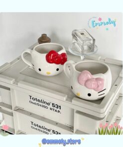 Ly Sứ Hình Hello Kitty Đeo Nơ Đỏ Hồng